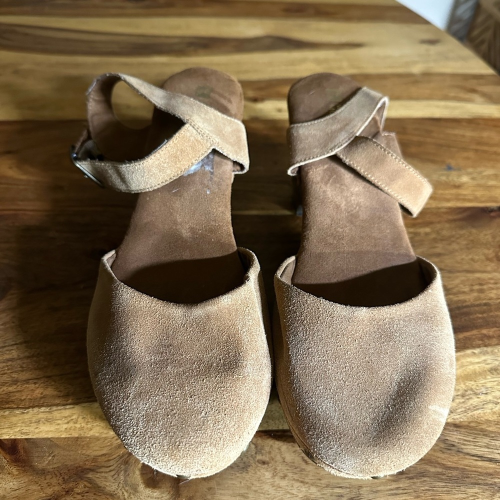 White Mountain Brown Suede platforms size 9.5